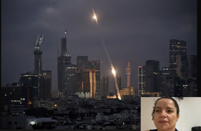 O sistema de defesa Iron Dome entra em ação para interceptar mísseis sobre Tel Aviv, neste sábado • Foto: Leo Correa/AP/ Secretaria Verônica Pires no canto direito da imagem.